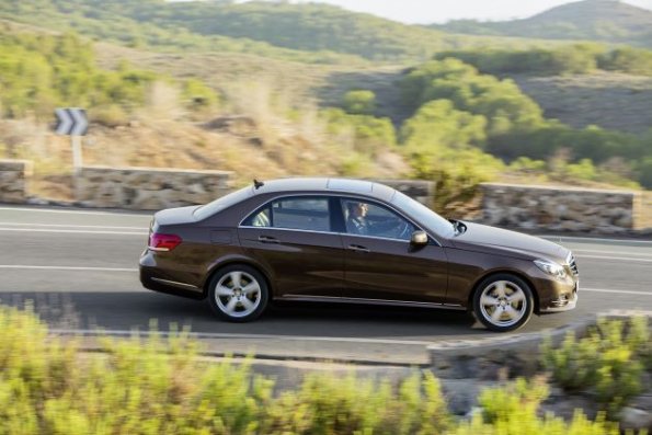 Die Profil-Aufnahme zeigt den Mercedes-Benz E 300 BlueTec HYBRID, Limousine Elegance, (W 212), 2012, Lack: Dolomitbraun metallic, Ausstattung: Leder Exclusiv Seidenbeige/Espresso