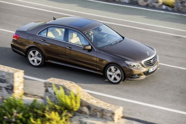 Ein Blick von schräg oben auf den Mercedes-Benz E 300 BlueTec HYBRID, Limousine Elegance, (W 212), 2012, Lack: Dolomitbraun metallic, Ausstattung: Leder Exclusiv Seidenbeige/Espresso