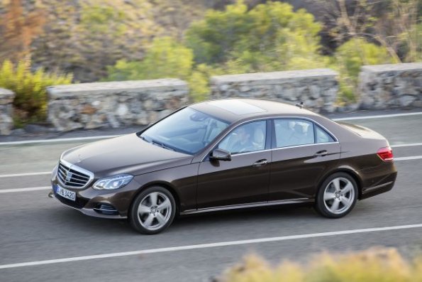 Front- und Seitenpartie am Mercedes-Benz E 300 BlueTec HYBRID, Limousine Elegance, (W 212), 2012, Lack: Dolomitbraun metallic, Ausstattung: Leder Exclusiv Seidenbeige/Espresso