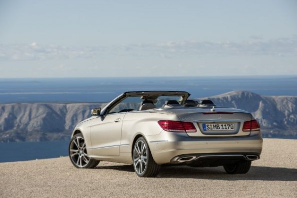 Mercedes-Benz E 350 BLUETEC Cabriolet mit Sportpaket, (A 207), 2012, Lack: aragonitsilber metallic, Ausstattung: Leder tiefseeblau/seidenbeige