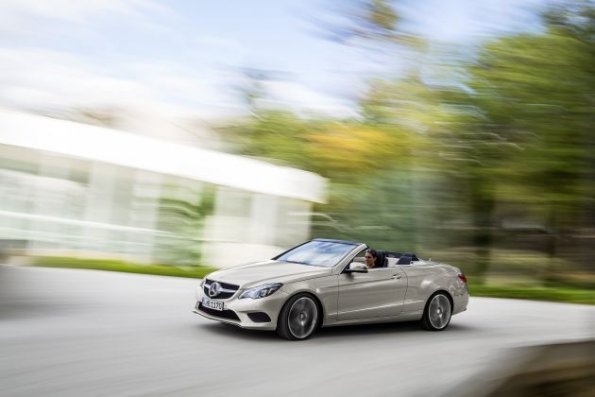 Front- und Seitenansicht des Mercedes-Benz E 350 BLUETEC Cabriolet mit Sportpaket, (A 207), 2012, Lack: aragonitsilber metallic, Ausstattung: Leder tiefseeblau/seidenbeige