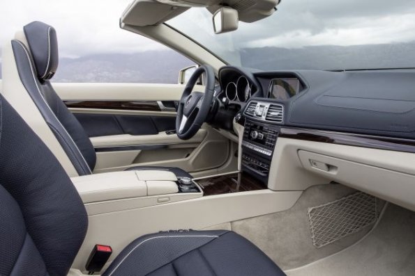 Ein Blick auf die erste Sitzreihe im Mercedes-Benz E 350 BLUETEC Cabriolet mit Sportpaket, (A 207), 2012, Lack: aragonitsilber metallic, Ausstattung: Leder tiefseeblau/seidenbeige