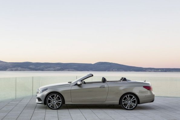 Die Silhouette des Mercedes-Benz E 350 BLUETEC Cabriolet mit Sportpaket, (A 207), 2012, Lack: aragonitsilber metallic, Ausstattung: Leder tiefseeblau/seidenbeige