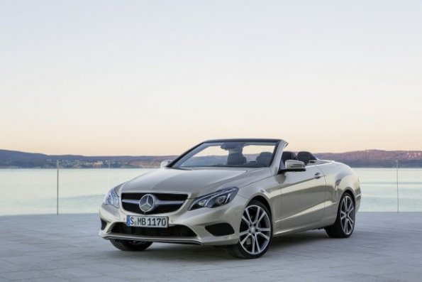 Die Frontpartie des Mercedes-Benz E 350 BLUETEC Cabriolet mit Sportpaket, (A 207), 2012, Lack: aragonitsilber metallic, Ausstattung: Leder tiefseeblau/seidenbeige