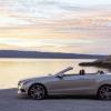 <p>Seitenansicht des Mercedes-Benz E 350 BLUETEC Cabriolet mit Sportpaket, (A 207), 2012, Lack: aragonitsilber metallic, Ausstattung: Leder tiefseeblau/seidenbeige</p>