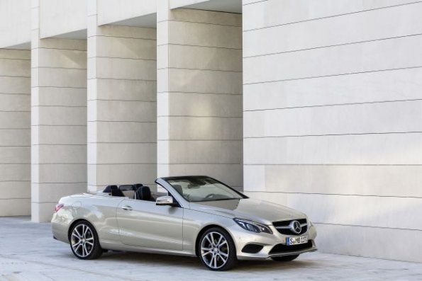 Seitenpartie des  Mercedes-Benz E 350 BLUETEC Cabriolet mit Sportpaket, (A 207), 2012, Lack: aragonitsilber metallic, Ausstattung: Leder tiefseeblau/seidenbeige