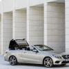 <p>Der Mechanismus des Verdecks im Betrieb: Mercedes-Benz E 350 BLUETEC Cabriolet mit Sportpaket, (A 207), 2012, Lack: aragonitsilber metallic, Ausstattung: Leder tiefseeblau/seidenbeige</p>