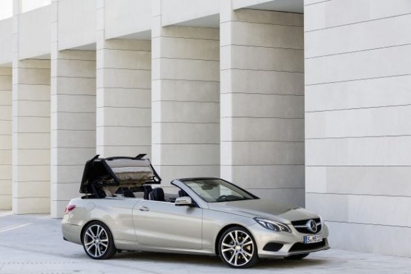 Der Mechanismus des Verdecks im Betrieb: Mercedes-Benz E 350 BLUETEC Cabriolet mit Sportpaket, (A 207), 2012, Lack: aragonitsilber metallic, Ausstattung: Leder tiefseeblau/seidenbeige