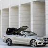 <p>Mercedes-Benz E 350 BLUETEC Cabriolet mit Sportpaket, (A 207), 2012, Lack: aragonitsilber metallic, Ausstattung: Leder tiefseeblau/seidenbeige</p>