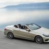 <p>Ein Blick von schräg oben auf das Mercedes-Benz E 350 BLUETEC Cabriolet mit Sportpaket, (A 207), 2012, Lack: aragonitsilber metallic, Ausstattung: Leder tiefseeblau/seidenbeige</p>