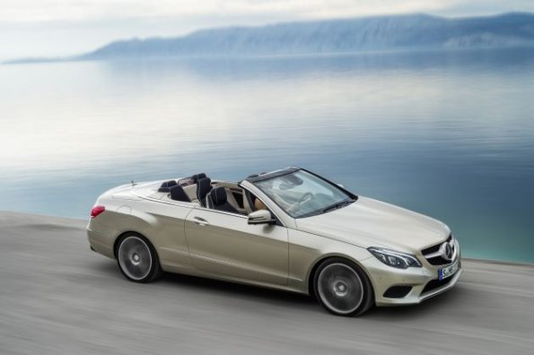 Ein Blick von schräg oben auf das Mercedes-Benz E 350 BLUETEC Cabriolet mit Sportpaket, (A 207), 2012, Lack: aragonitsilber metallic, Ausstattung: Leder tiefseeblau/seidenbeige