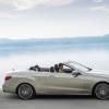 <p>Die Seitenansicht des Mercedes-Benz E 350 BLUETEC Cabriolet mit Sportpaket, (A 207), 2012, Lack: aragonitsilber metallic, Ausstattung: Leder tiefseeblau/seidenbeige</p>