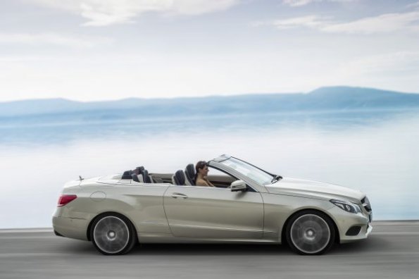 Die Seitenansicht des Mercedes-Benz E 350 BLUETEC Cabriolet mit Sportpaket, (A 207), 2012, Lack: aragonitsilber metallic, Ausstattung: Leder tiefseeblau/seidenbeige