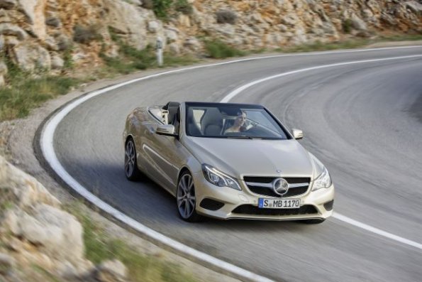 Außenaufnahme mit der Mercedes-Benz E 350 BLUETEC Cabriolet mit Sportpaket, (A 207), 2012, Lack: aragonitsilber metallic, Ausstattung: Leder tiefseeblau/seidenbeige