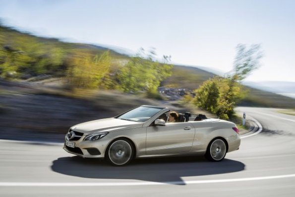 Außenaufnahme mit der Mercedes-Benz E 350 BLUETEC Cabriolet mit Sportpaket, (A 207), 2012, Lack: aragonitsilber metallic, Ausstattung: Leder tiefseeblau/seidenbeige