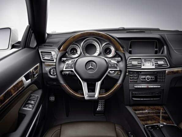 Das Cockpit in der Mercedes-Benz E-Klasse Cabrio, E 350 BlueTec, (A 207), 2013