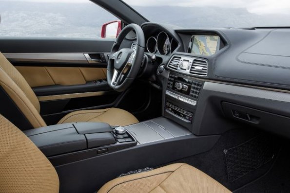 Die vordere Sitzreihe und die Armaturentafel im Mercedes-Benz E 500 Coupé mit AMG Sportpaket, (C 207), 2012, Lack: feueropal, Ausstattung: Leder Nappa schwarz/ porzellan