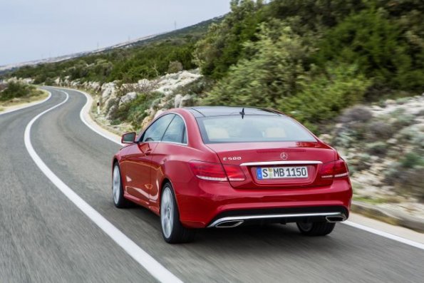 Mercedes-Benz E 500 Coupé mit AMG Sportpaket, (C 207), 2012, Lack: feueropal, Ausstattung: Leder Nappa schwarz/ porzellan