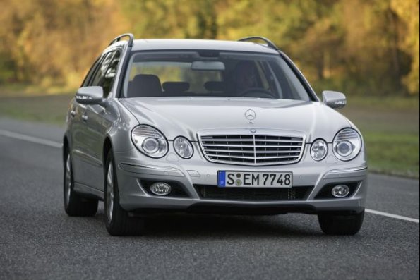 Außenaufnahme eine Mercedes Benz E-Klasse: E 350 CGI Modell T