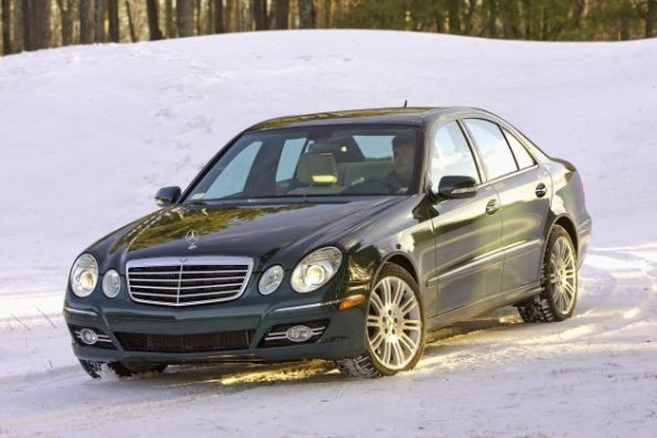 Front- / Seitenansicht des Mercedes Benz E-Klasse, hier 4Matic