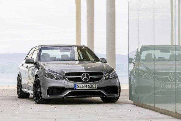 Die Fahrzeugfront des Mercedes-Benz E 63 AMG (W 212) Facelift 2013, Lack: Palladiumsilber, Ausstattung: Schwarz-Weiß