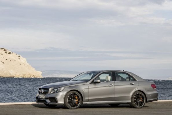 Front- und Seitenansicht des Mercedes-Benz E 63 AMG (W 212) Facelift 2013, Lack: Palladiumsilber, Ausstattung: Schwarz-Weiß