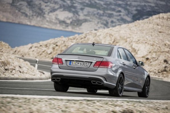 Die Heckpartie am Mercedes-Benz E 63 AMG (W 212) Facelift 2013, Lack: Palladiumsilber, Ausstattung: Schwarz-Weiß