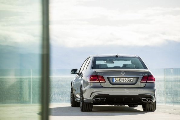 Mercedes-Benz E 63 AMG (W 212) Facelift 2013, Lack: Palladiumsilber, Ausstattung: Schwarz-Weiß