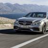 <p>Forntansicht des Mercedes-Benz E 63 AMG (W 212) Facelift 2013, Lack: Palladiumsilber, Ausstattung: Schwarz-Weiß</p>