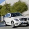 Die Fahraufnahme zeigt die Frontpartie des Mercedes-Benz GLK