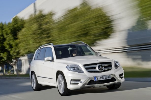 Die Fahraufnahme zeigt die Frontpartie des Mercedes-Benz GLK