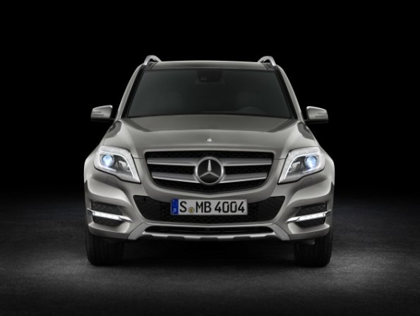 Die Frontansicht des Mercedes-Benz GLK mit aktiviertem Licht