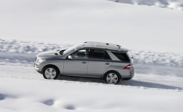 Die Mercedes-Benz M-Klasse ML 350 von schräg oben aufgenommen