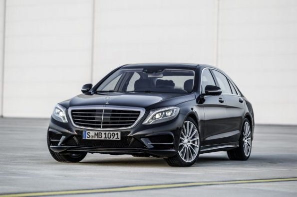 Die Frontpartie der Mercedes-Benz S 350 BlueTec (W 222) 2012, Lack: anthrazitblau metallic, Ausstattung: Leder Exklusiv tiefseeblau/seidenbeige