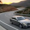 <p>Fahraufnahme mit dem Mercedes-Benz S 400 HYBRID (W 222) 2013, Lack: AMG alubeam silber, Ausstattung: Leder Exklusiv porzellan/schwarz</p>