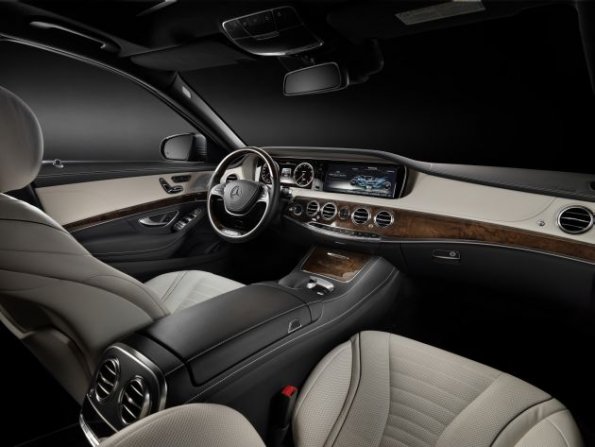 Vordere Sitzreihe und Armaturen in der Mercedes-Benz S-Klasse (W 222) 2013