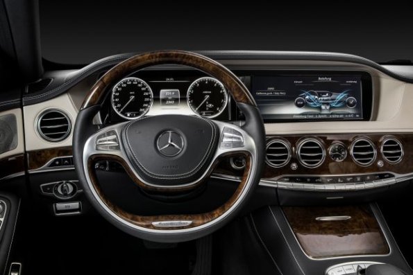 Das Cockpit in der Mercedes-Benz S-Klasse, S 400 HYBRID (W 222) 2013