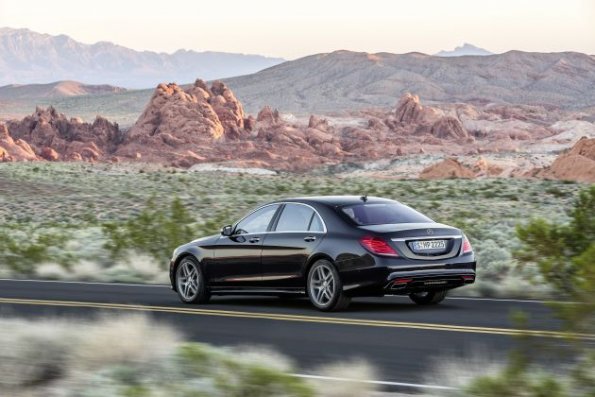 Fahraufnahme mit der Seitenansicht der Mercedes-Benz S 350 BlueTec (W 222) 2013, Lack: anthrazitblau metallic, Ausstattung: Leder Exklusiv tiefseeblau/seidenbeige