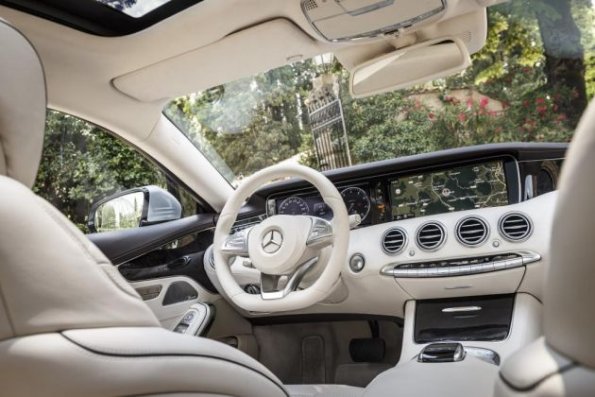 Cockpit im Mercedes Benz S-Klasse Coupé