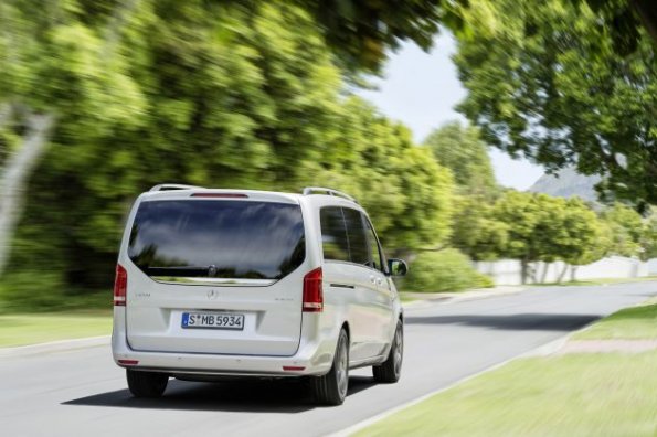 Fahraufnahme mit der Heckpartie der Mercedes-Benz V-Klasse 