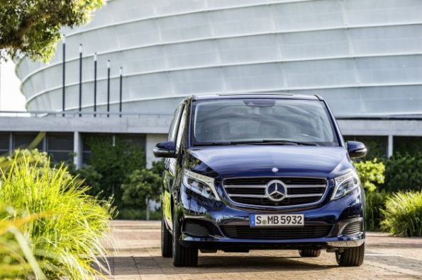 Der Blick von vorn auf die Mercedes-Benz V-Klasse 