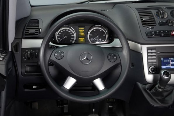 Der Arbeitsplatz des Fahrers im Mercedes-Benz Viano