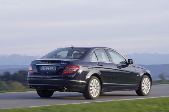 Die Mercedes C-Klasse 4MATIC Limousine in der Heckansicht 