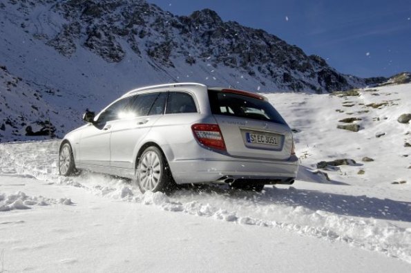 Heckansicht der Mercedes C-Klasse 4MATIC im Schnee, eine der Fahrsituationen, die von der Elektronik erkannt werden und dann mit Allrad bewältigt werden