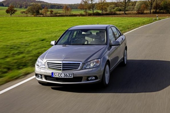 Auch bei den Benzinern hat Mercedes nachgelegt und den C 350 CGI Blue Efficiency aufgelegt, hier in der Frontansicht 