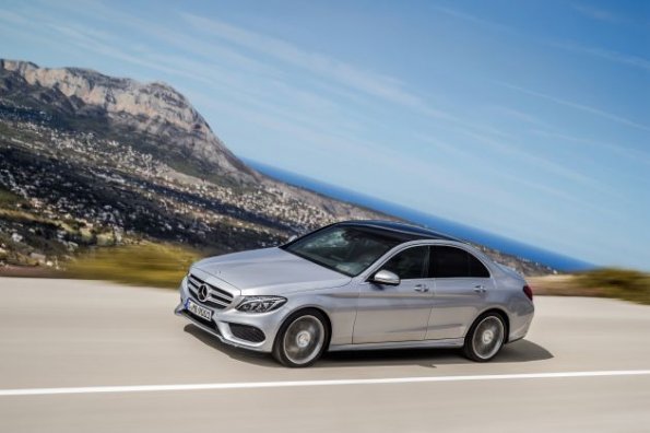 Fahraufnahme mit dem Mercedes-Benz C250, AMG Line, Avantgarde, Diamantsilber metallic, Leder
Cranberryrot/Schwarz, Zierelemente Holz Esche schwarz offenporig,  (W205),
2013