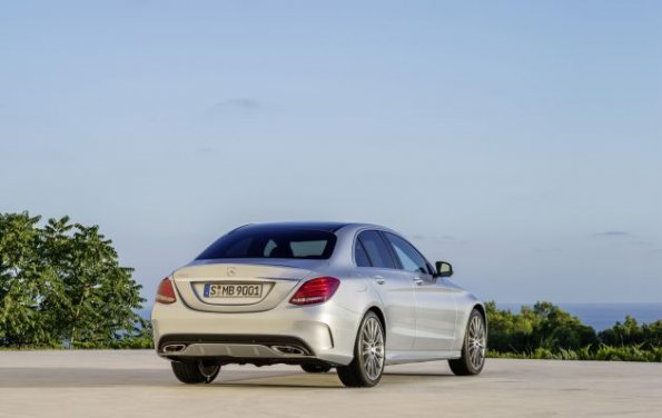 Die Heckpartie des Mercedes-Benz C250, AMG Line, Avantgarde, Diamantsilber metallic, Leder
Cranberryrot/Schwarz, Zierelemente Holz Esche schwarz offenporig,  (W205),
2013