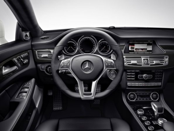 Der Arbeitsplatz des Fahrers im Mercedes CLS 63 Shooting Break