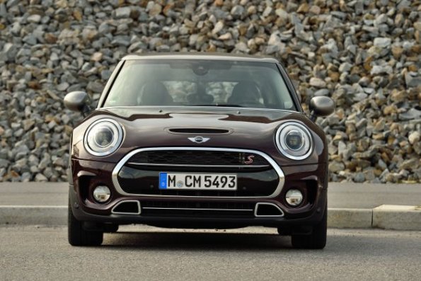 Die Fahrzeugfront des Mini Clubman 