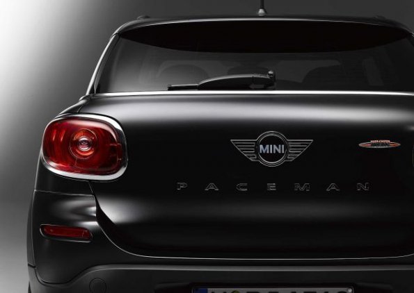 Heckpartie des Mini Frozen Black Metallic in einer Nahaufnahme